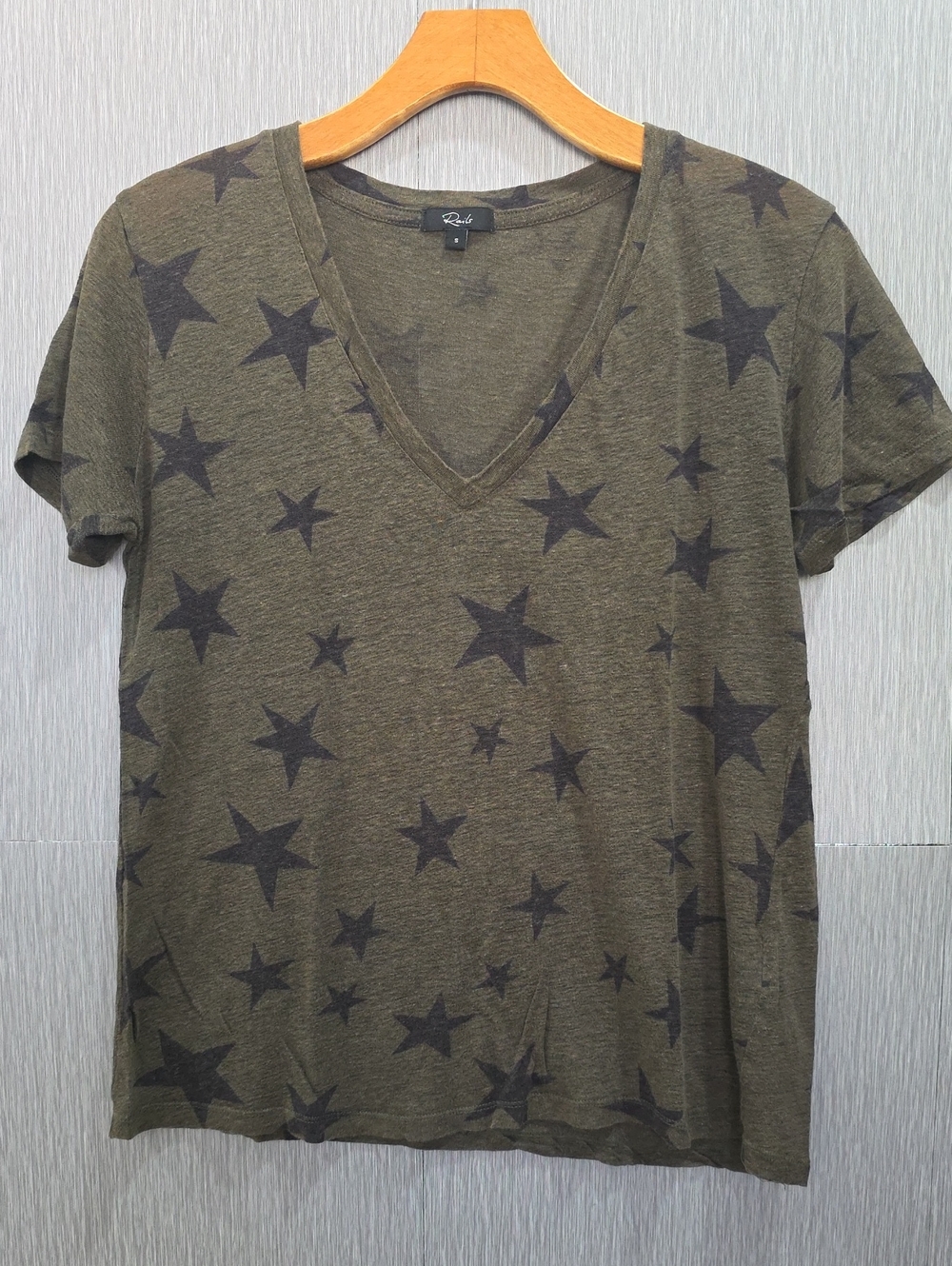 Rails Cara Sage Green Star Print V Neck Linen Blend Slub Tee Women’s Size S